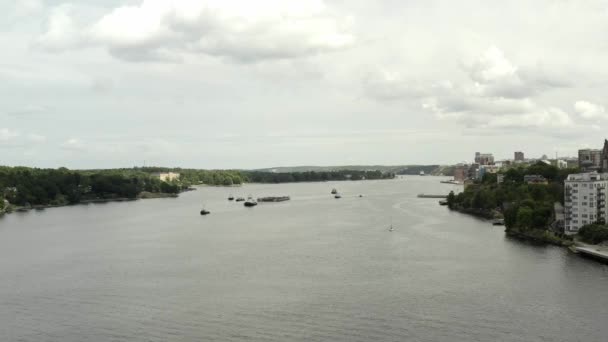 Vervoer van een nieuwe sluis naar Guldbron in de archipel van Stockholm. 2020-06-29 - Video