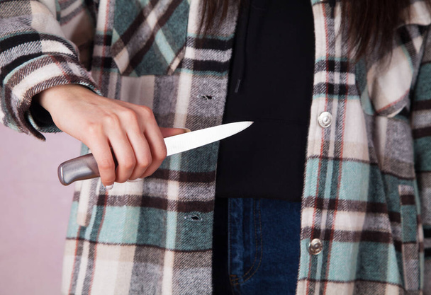 La mujer está tratando de hacerse daño con un cuchillo. Suicidio.. - Foto, imagen