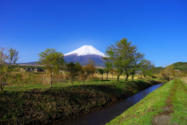 Mt. Fuji no céu azul da primavera do rio Shinnasho em Oshino Village Yamanashi Japão 30 / 04 / 2021 - Foto, Imagem