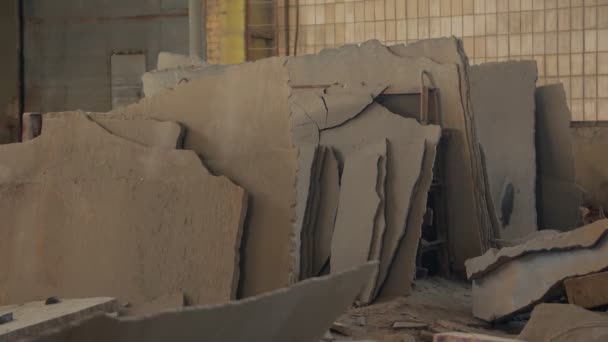 Разбитый бетон в помещении - Кадры, видео