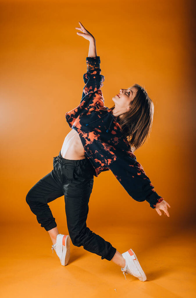 Καλλιτεχνική σύγχρονη χορεύτρια εξάσκηση χορευτικές κινήσεις στο στούντιο - Φωτογραφία, εικόνα
