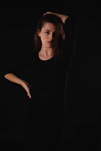 Снимок сексуальной современной девушки в черной юбке и на черных каблуках - Фото, изображение