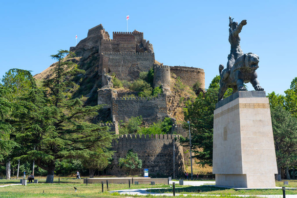 Памятник в городе Гори, Грузия - Фото, изображение
