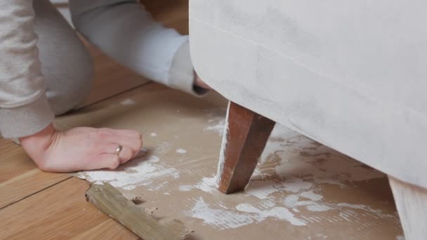 Női bútorok felújítása festék - Felvétel, videó