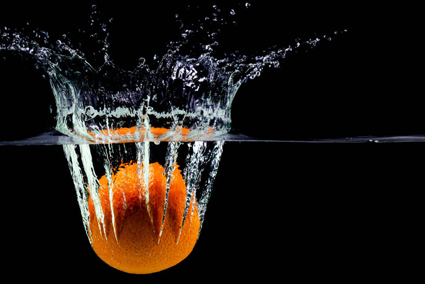 one green apple falling into water on a white background with splashes, drops and bubbles - Foto, Bild