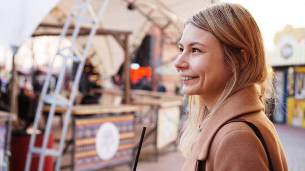 Portrait of a young woman in the city. City food court with street food. - Fotoğraf, Görsel