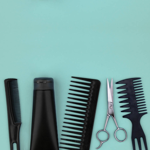 Fodrászati eszközök, fodrász eszközkészlet frizura és szakáll ápolás egy fodrászatban, szépségápolási rutin koncepció. Szabad hely a szövegnek. Barber szerszám. Fénymásolási hely. - Fotó, kép