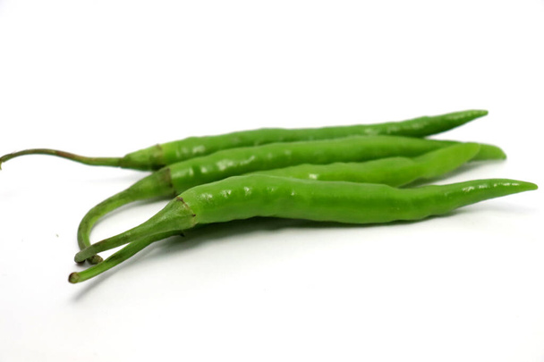 rauwe en hete specerij groene chili stock op witte achtergrond - Foto, afbeelding