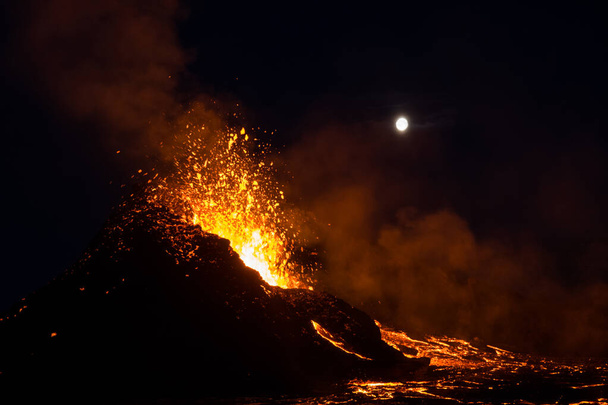 Geldingadalir-tulivuoren purkaus Fagradalsfjall-vuorella Reykjanesin niemimaalla Islannissa - Valokuva, kuva