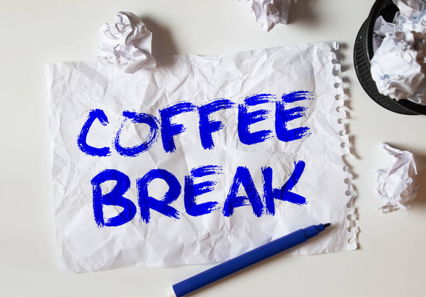 Let 's Take A Coffee Break auf einem Skizzenbuch geschrieben. - Foto, Bild