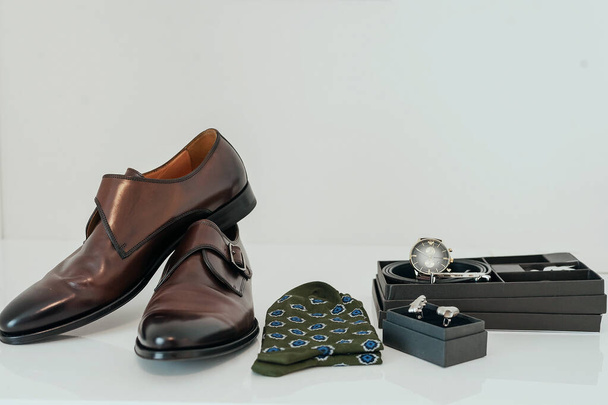 Zapatos de novio y accesorios st el día especial de la boda - Foto, Imagen