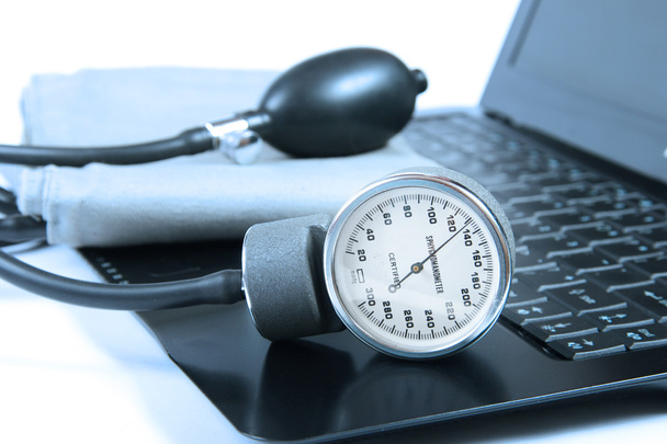 krevní tlak nástroj na klávesnici počítače - Fotografie, Obrázek