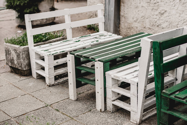 Holzstühle und Tisch aus Paletten im Freien - Foto, Bild
