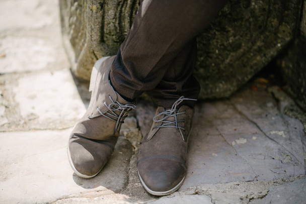Groom fica em sapatos de renda no pavimento de paralelepípedos - Foto, Imagem