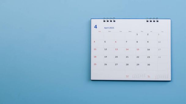 Calendario blanco sobre el concepto de planificación de fondo azul. - Foto, Imagen