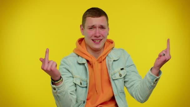 Agressieve gekke hooligan man die rond zijn middelvinger laat zien, onbeleefd onbeleefd gebaar van gebrek aan respect - Video