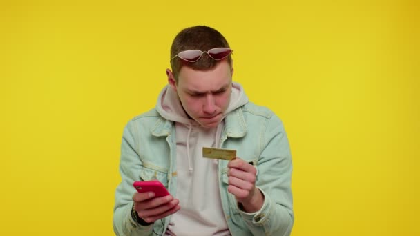 Έφηβος που χρησιμοποιεί πιστωτική κάρτα και smartphone ενώ μεταφέρει χρήματα, αγοράζει online αγορές - Πλάνα, βίντεο