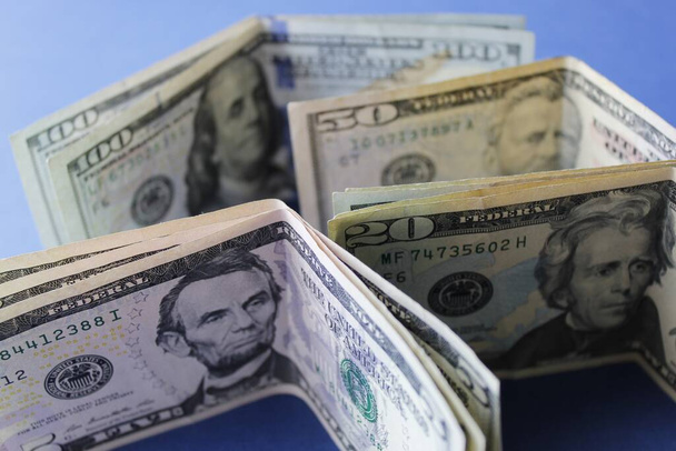 подход к банкнотам в долларах США разных номиналов - Фото, изображение