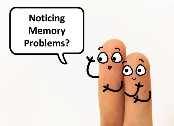 Zwei Finger sind als zwei Personen dekoriert. Einer fragt einen anderen, ob er Gedächtnisprobleme bemerkt. - Foto, Bild