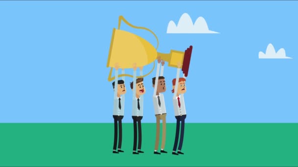 міжрасові бізнесмени піднімають кубок трофею в таборі
 - Кадри, відео