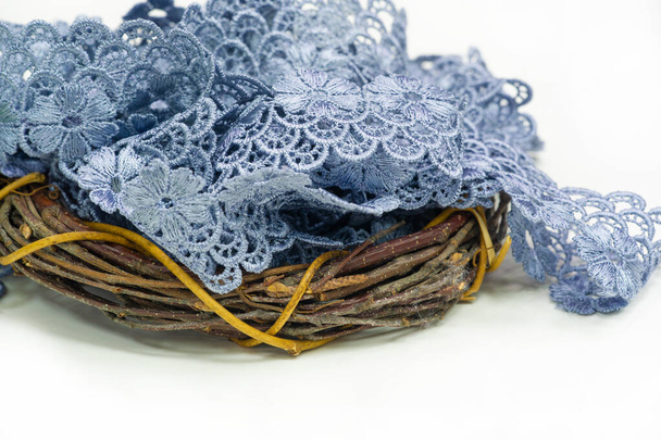 Cinta de encaje gris-azul. patrón floral ancho, tela de encaje colorido, envoltura de regalo y decoratio de flores - Foto, imagen