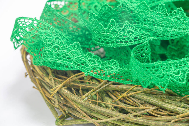 Yeşil dantel kurdele. Tasarım, el işi ve hediye paketi için çiçek desenli kalın elastik dantel kurdele. - Fotoğraf, Görsel