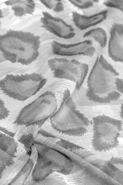 monochrome zijde stof, cheeta huid, Afrikaanse savanne thema. Achtergrond textuur, patroon - Foto, afbeelding