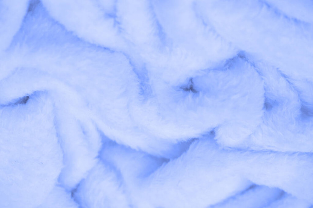 Samt. Plüsch. Blassblau. (aus dem Französischen Peluche) - Textilien mit einem kurzen Flor oder Schläfchen, genau wie fustian oder Samt. Blaues Tierfell Textur Hintergrund, Textur von Plüsch flauschigen Fell Nahaufnahme. - Foto, Bild