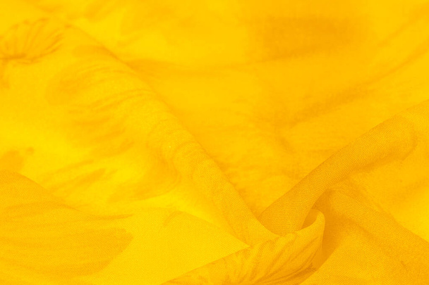 tissu de soie jaune avec des fleurs de prairie peintes, fond floral. Beaucoup de fleurs pâles dans une composition colorée. Texture de fond - Photo, image