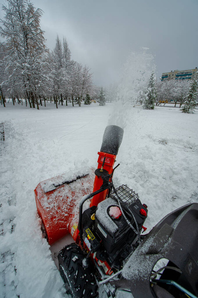 Sněhulák, malý objem. v pracích na odklízení území od sněhu, 15 11 2000 Rusko Naberezhnye Chelny - Fotografie, Obrázek
