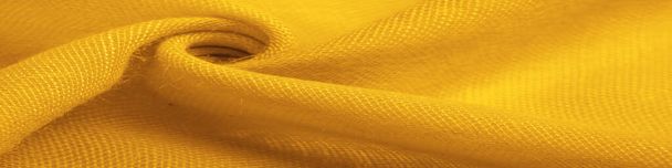 Keltaista hienorakeista kudosta. Sametti rakenne keltainen silkki huopa. Tekstuurin tausta. Taustakangas - Valokuva, kuva