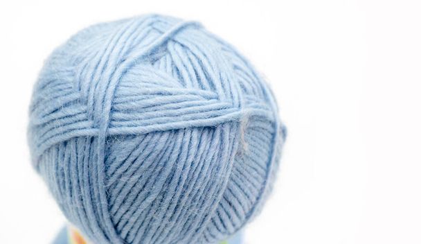 Productos de costura. Un rollo de hilo de lana azul. Este hilo tiene un gran color y es adecuado para tejer, tejer y tejer. - Foto, Imagen