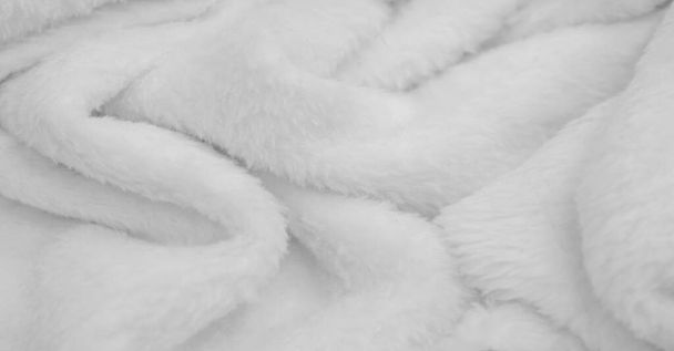 Бархат. Плюш. Белый. (от французского peluche) - текстиль с коротким ворсом или вздремнуть, такой же, как фуэте или бархат. Белый мех текстура фона, текстура плюшевый пушистый мех крупным планом - Фото, изображение