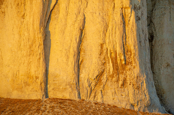 Φωτογραφίες από την Κριμαϊκή φθινοπωρινή χερσόνησο, Ak-Kaya Λευκός βράχος, περιοχή Belogorsky, ο ποταμός Biyuk-Karasu, η εποχή Mousterian, οι οικισμοί των Σαρματίων και Scythians, σπήλαιο Altyn Teshik - Φωτογραφία, εικόνα