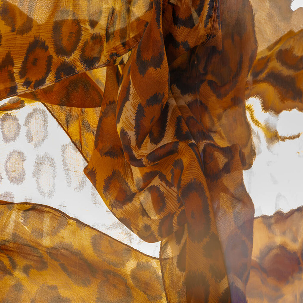 Vaaleanhieno silkkikangas, gepardi iho, ruskea. Afrikkalainen savanniteema. Taustan rakenne, kuvio - Valokuva, kuva