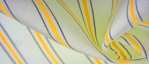 Tessuto di seta bianca spessa, strisce gialle, ambrate, oro e grigie, strisce strette. linea, ictus. Sfondo texture. Modello. - Foto, immagini
