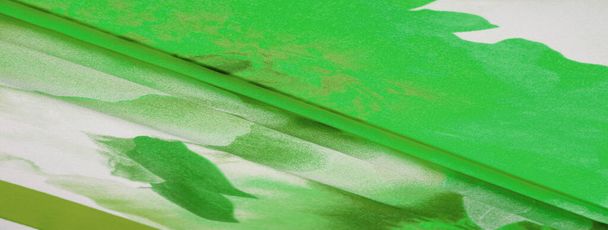 tela de seda, bufanda de color de las mujeres con flores verdes y blancas. El magnífico diseño se basa en imágenes de fondo atractivas. Textura, fondo, patrón, postal - Foto, Imagen