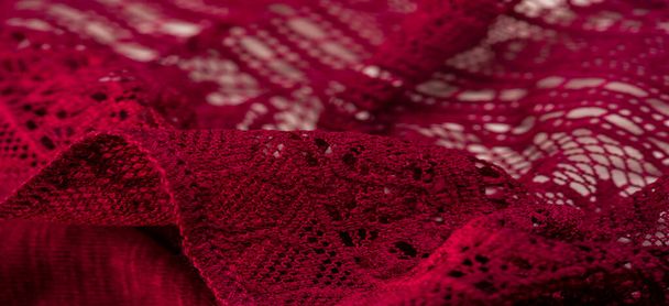 tecido de renda vermelho, laço vermelho modelado com forma de flor em um fundo branco. textura de fundo, padrão. - Foto, Imagem