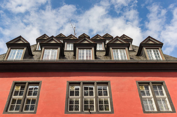 Muchas ventanas en el techo de un edificio histórico rojo en Koblenz, Alemania - Foto, imagen