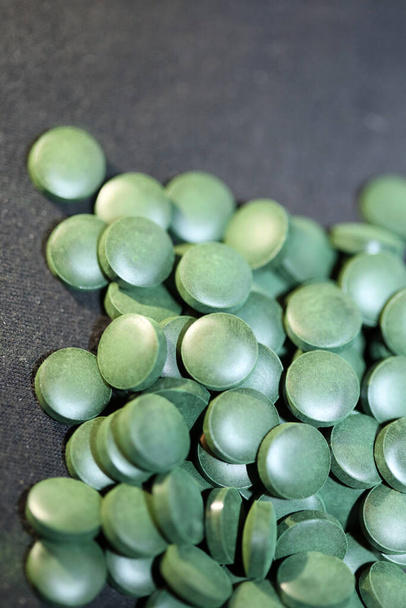 Vihreät pillerit makro lääketieteellinen bio spirulina platensis levät perheen levät avaruus moderni trendikäs tila ruoka laadukkaita suurikokoisia tulosteita - Valokuva, kuva