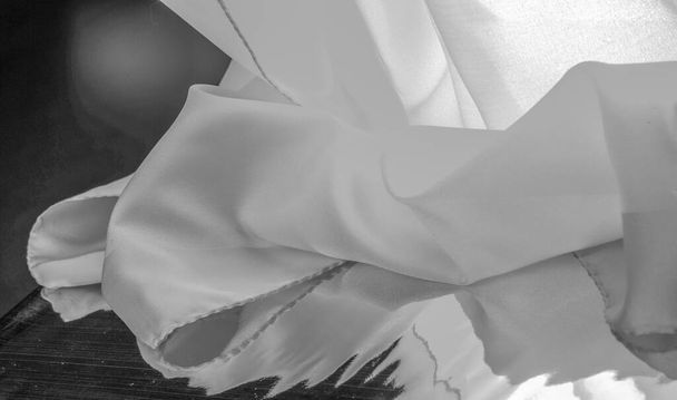 tissu de soie monochrome, beau tissu lisse élégant, ondulé, satin noir et blanc de luxe en soie, design abstrait. texture de fond, motif - Photo, image