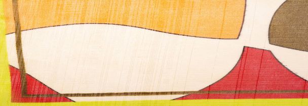 cienka dzianina - lekka przezroczysta, czerwona, biała i żółta geometryczna kolorystyka, wykonana z drobnego jedwabiu wiskozowego. Wzór organzy. Teksturę. Kontekst - Zdjęcie, obraz