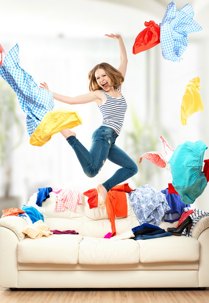 Funny girl s létáním oblečení skákání doma - Fotografie, Obrázek