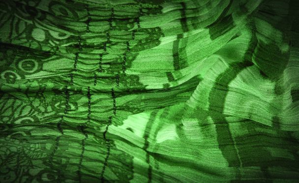 Темно-зеленый шелк, цветочный узор. Волнистое гофрирование. Тонкая волна на поверхности ткани. Фоновая текстура, декоративный орнамент - Фото, изображение