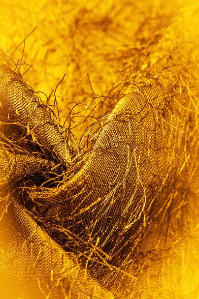 Tissu de soie jaune marron, fils tissés sur le tissu, effet moelleux. Texture de fond, ornement décoratif - Photo, image