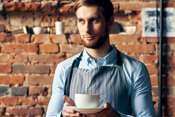 homem no avental barista trabalho profissional uma xícara de café na mão - Foto, Imagem