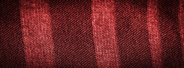 Jedwabny materiał w czerwone paski. Abstrakcyjne odcienie jedwabiu w rubinowych kolorach. Klasyczny wzór na tkaninie. Tekstura tła, ozdoba dekoracyjna - Zdjęcie, obraz