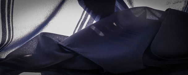 Шелковая ткань с голубыми полосками. Абстрактные шелковые тона в сапфировых тонах. Винтажный узор на ткани. Фоновая текстура, декоративный орнамент - Фото, изображение