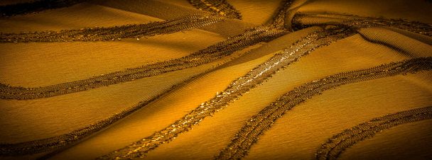Tessuto di seta marrone con strisce scure. Toni astratti di seta nei toni dell'oro. Modello vintage sul tessuto. Struttura di sfondo, ornamento decorativo - Foto, immagini