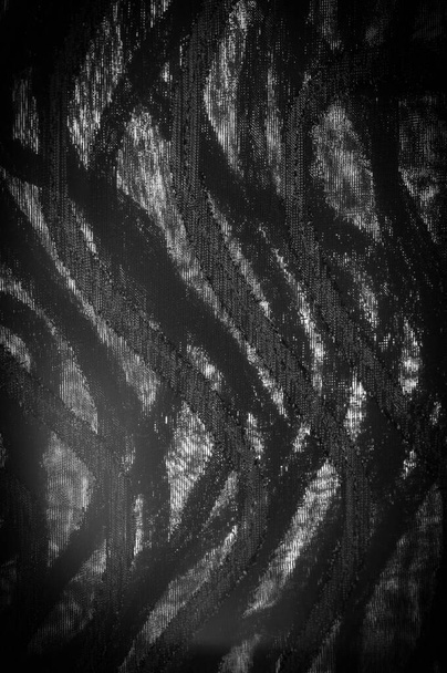 Zwarte zijden stof met donkere strepen. Abstracte zijdetoon in grijze tinten. Vintage patroon op de stof. Achtergrond textuur, decoratieve ornament - Foto, afbeelding